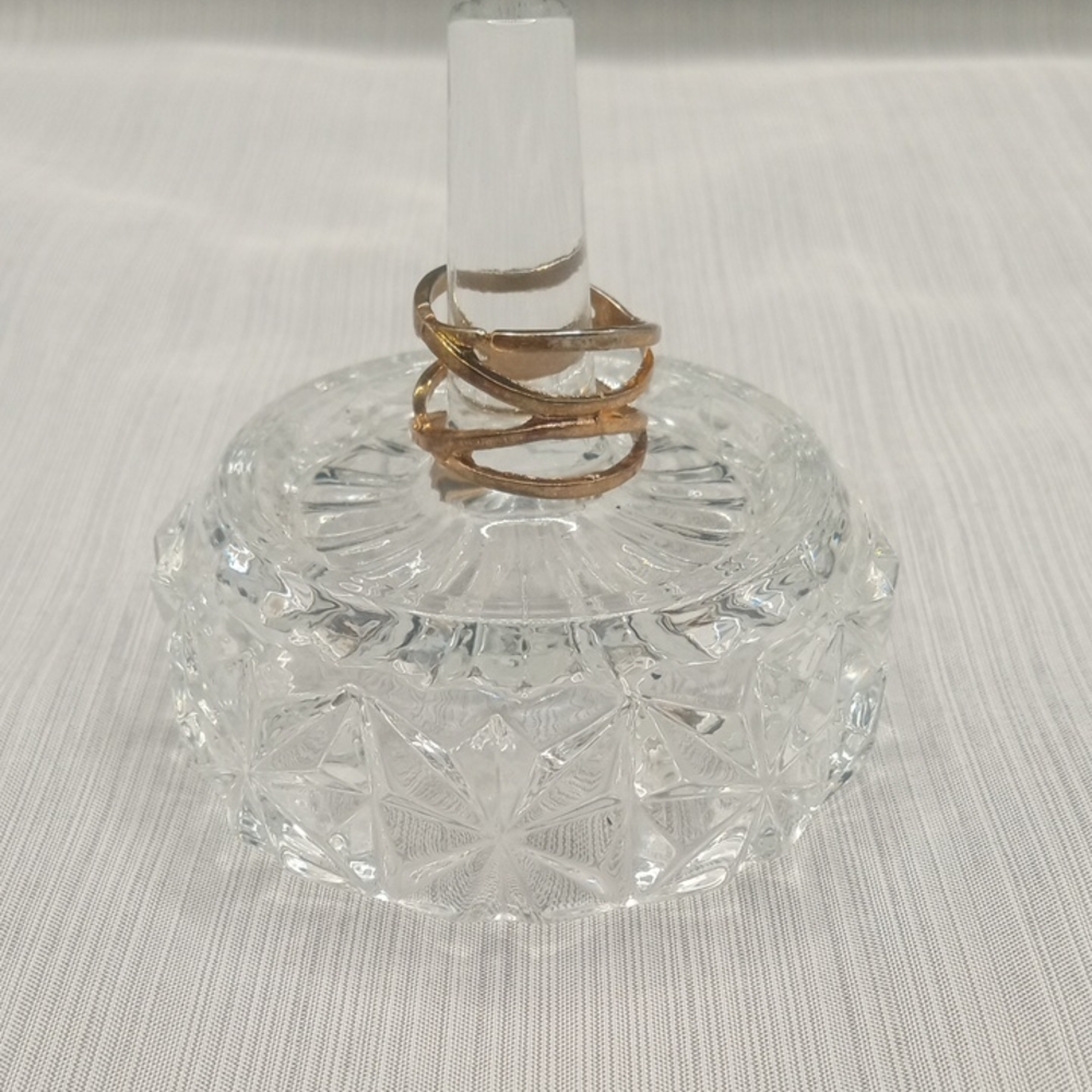 Gold Tone Ring with Geometric Facets and Scalloped Design Size 8.5